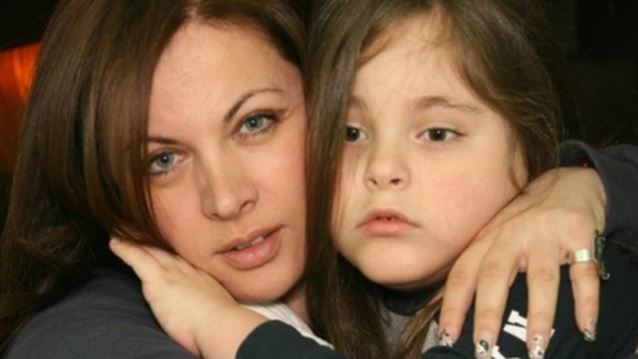 Νένα Χρονοπούλου: «Έχω προσευχηθεί μέρες ατελείωτες έξω από μία εντατική για να ζήσει ο γιος μου. Είχα αποφασίσει εάν δεν τα κατάφερνε να έφευγα και εγώ μαζί του, παίρνοντάς τον την τελευταία αγκαλιά»