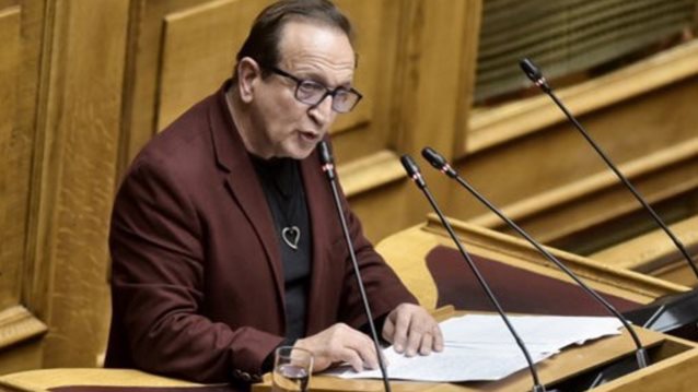 Σπύρος Μπιμπίλας: "Όταν έμαθε η μαμά μου για τη σεξουαλικότητά μου μού ζήτησε να πάμε σε έναν ψυχολόγο"