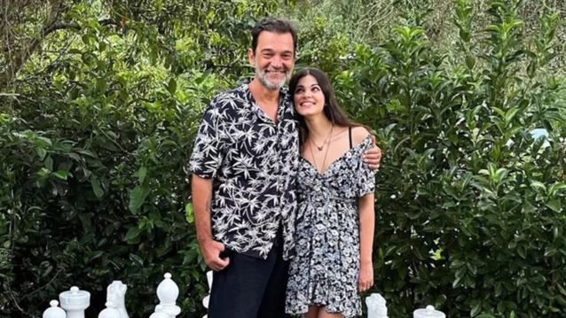 Πανέμορφο παρανυφάκι η 9χρονη Τζένη Καζάκου | Με πριγκιπικό φόρεμα στον γάμο του πατέρα της, Κωνσταντίνου Καζάκου με την Ιωάννα Μουρτζούκου