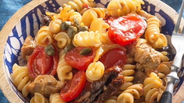 Συνταγή: Βίδες με Κοτόπουλο, Ελιές και Κάππαρη: Η γλύκα της χρωματιστής πιπεριάς όταν σοτάρεται με το κοτόπουλο κάνει έναν από τους πιο νόστιμους συνδυασμούς