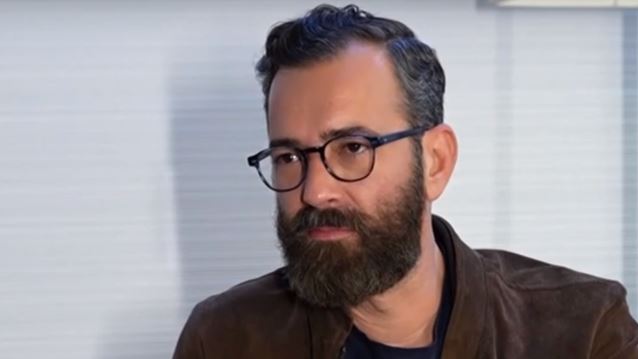 &quot;Ο Άγγελος Μπράτης είναι τοπική μοδίστρια. Σχεδιαστής είναι ένας άνθρωπος που κάνει κολεξιόν&quot;