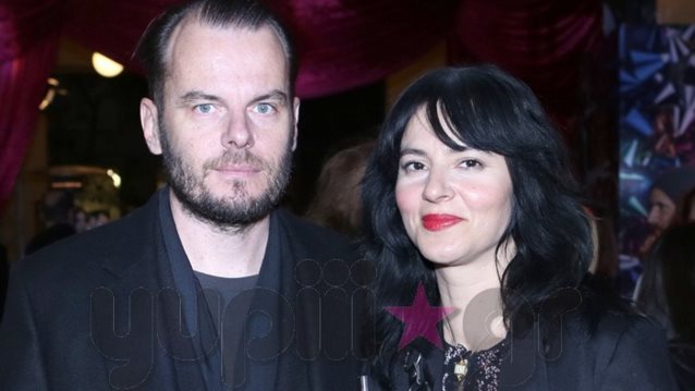 Ζενεβιέβ Μαζαρί : Η σπάνια δημόσια εμφάνιση με τον σύζυγο και την κόρη της! Όλες οι φωτογραφίες
