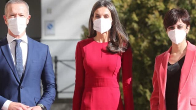 To business look της Βασίλισσας Λετίσια: Το μεσάτο navy κοστούμι που εκπέμπει αυτοπεποίθηση