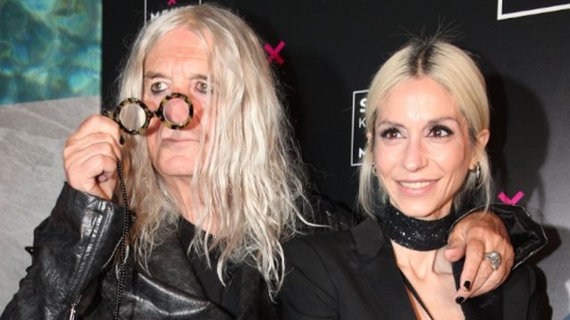 #Throwback | Η Σοφία Καρβέλα μωρό ανάμεσα στους super strars γονείς της, Άννα Βίσση &amp; Νίκο Καρβέλα