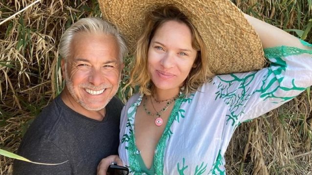 Ανιτα Μπραντ &amp; Χαρης Χριστοπουλος: Βγηκαν απο το μαιευτηριο! Η πρωτη φωτογραφια αγκαλια με τον μπεμπη τους