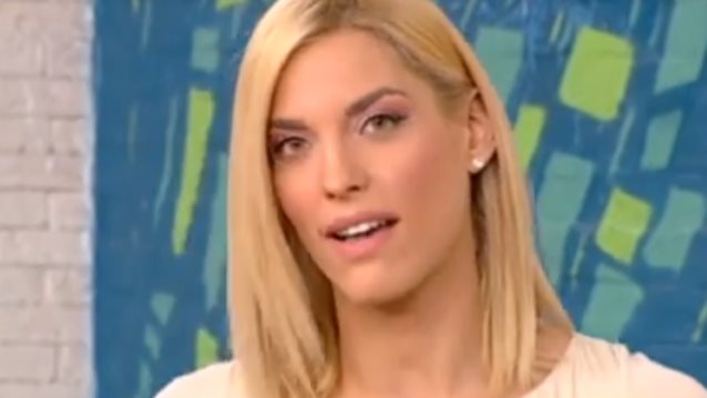 Μαντώ Γαστεράτου: Δες τη να ποζάρει φορώντας μόνο το μπουρνούζι της
