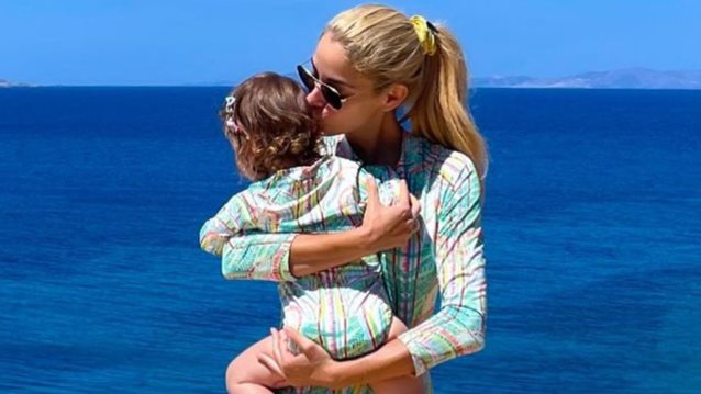 Η Δούκισσα Νομικού ποζάρει με τη γλυκύτατη κόρη της, Αναστασία, πιο stylish και ευτυχισμένη από ποτέ