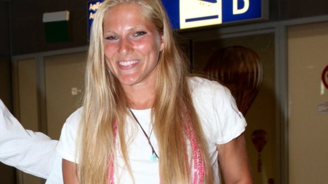 Σάρα Εσκενάζη: Έφτασε στην Ελλάδα! Η άφιξη στο αεροδρόμιο &amp; η συγκινητική συνάντηση με την οικογένειά της