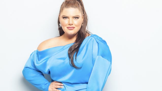 Η Δανάη Μπάρκα φόρεσε την κομψή φούστα που ταιριάζει σε όλες τις γυναίκες