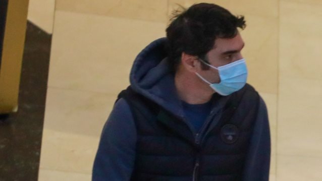 Ο Χριστόφορος Παπακαλιάτης σε σπάνια paparazzi στιγμιότυπα εν μέσω lockdown