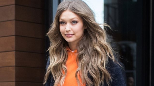 Gigi Hadid: Φόρεσε το πιο απροσδόκητο χρώμα του χειμώνα
