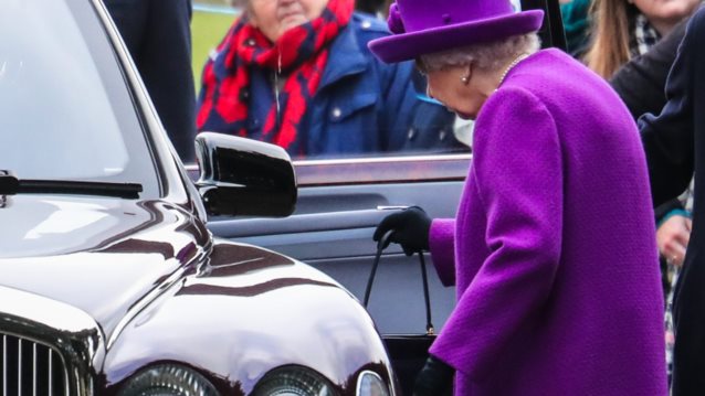 Βασίλισσα Ελισάβετ : Φόρεσε το χρώμα που θα δεις παντού το 2020
