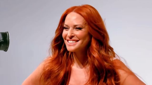 Η Σίσσυ Χρηστίδου στην επίσημη φωτογράφιση με τους συνεργάτες του &quot;Χαμογέλα και πάλι&quot;