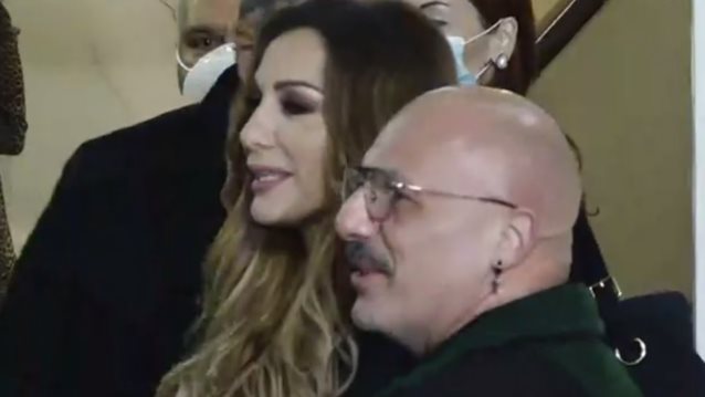 Η Δέσποινα Βανδή απέφυγε τις τηλεοπτικές κάμερες με τη βοήθεια του Νίκου Μουτσινά