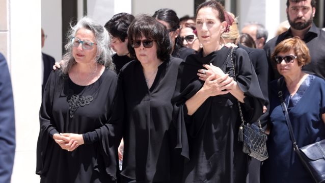 Νόνικα Γαληνέα | Συντετριμμένες οι κόρες της στην κηδεία της