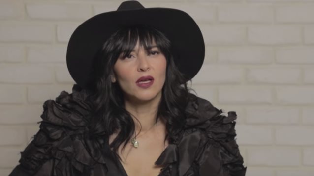 Ζενεβιέβ Μαζαρί: Απαντάει στις 22 πιο ανατρεπτικές ερωτήσεις! Δείτε το video