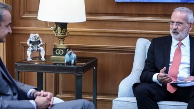 Ανέλαβε υπηρεσιακός πρωθυπουργός ο Σαρμάς - Του παρέδωσε τον μπλε φάκελο ο Μητσοτάκης