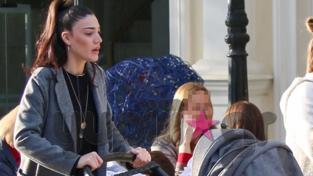 Ήβη Αδάμου: Σπάνια δημόσια εμφάνιση με την κόρη της! Όλες οι φωτογραφίες