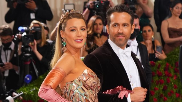 Η Blake Lively με μαγιό 2 μήνες μετά τη γέννηση του 4ου παιδιού της