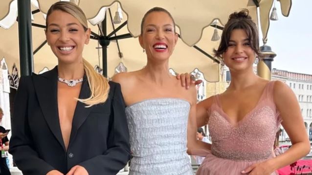 Φεστιβάλ Βενετίας | Βίκυ Καγιά, Δανάη Παππά και Ελίνα Καλιτζάκη εντυπωσίασαν στο κόκκινο χαλί