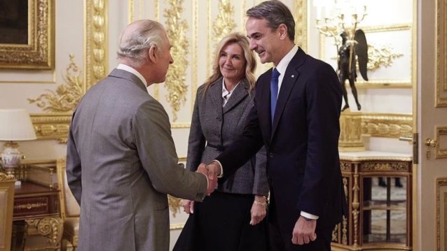 Μαρέβα Μητσοτάκη | Η minimal chic εμφάνισή της στη συνάντηση με τον βασιλιά Κάρολο στο κάστρο του Windsor