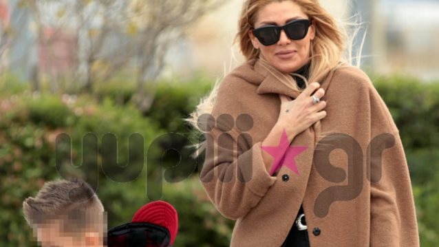 Αγγελική Ηλιάδη: Με τους γιους της στην Θεσσαλονίκη | Όλες οι φωτογραφίες