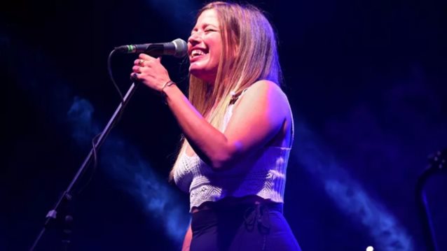 Butter Yellow | Η Ιουλία Καραπατάκη με το μανικιούρ-εμμονή όλων των it girls