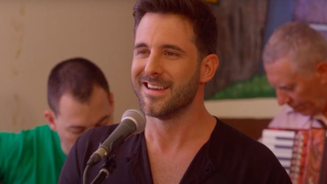 Ο Γιώργος Λιβάνης &quot;εισβάλλει&quot; στην &quot;Κατάρα της Τζέλας Δελαφράγκα&quot; και ερμηνεύει &quot;Δυο γυναίκες ένας άνδρας&quot;