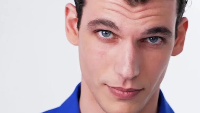 Ο Βασίλης Μίχας δίνει τον πιο αναζωογονητικά φρέσκο ορισμό της ομορφιάς