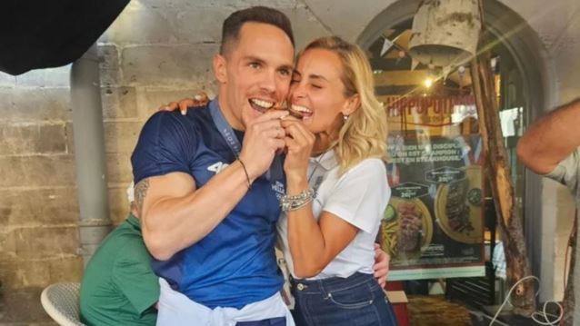 "Μα πόσο του μοιάζουν" | Η matchy matchy εμφάνιση του Λευτέρη Πετρούνια με τις κόρες του, Σοφία και Λένια