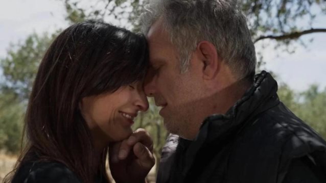 Η γη της Ελιάς | Ο Στάθης συλλαμβανεται για τον φόνο της Αρετής &amp; η Ιουλία επιστρέφει στη Μάνη!