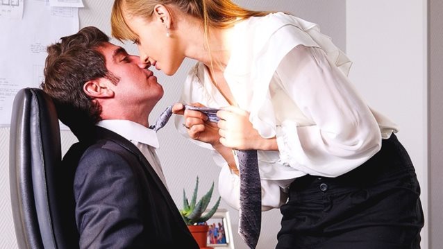 Τι να προσέξεις πριν κάνεις σχέση με τη συνάδελφο που σου γυάλισε
: Πρόσεχε για να έχεις!