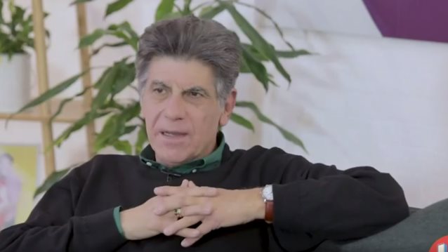 Γιάννης Μπέζος: &quot;Αισθάνομαι αμήχανα με όσα συμβαίνουν. Οι νεότεροι συνάδελφοι πρέπει να ορθώσουν ανάστημα&quot;