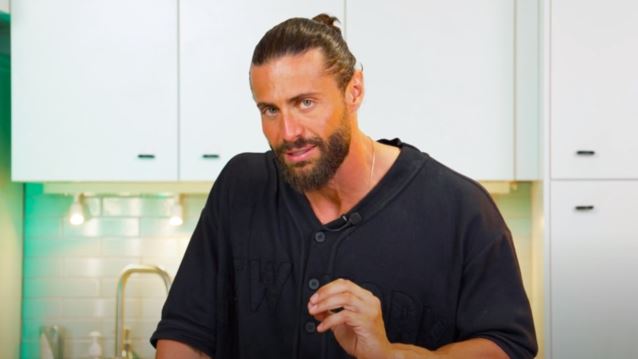 Κωνσταντίνος Βασάλος: &quot;Πικραμένος. Δεν έχει δουλειά στην τηλεόραση και κάνει σπάτουλα στους μεγάλους παρουσιαστές&quot;