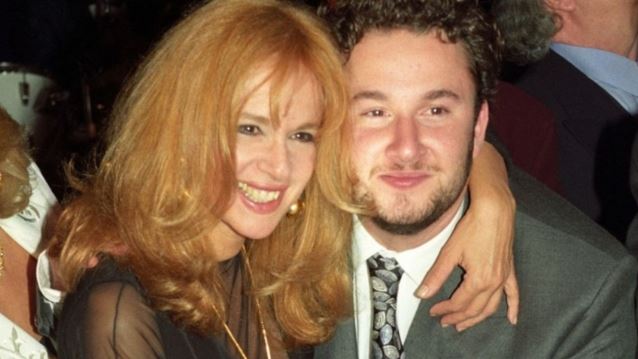 Αδημοσίευτο βίντεο της Αλίκης Βουγιουκλάκη από τη Στησιχόρου - Ανοίγει δώρα με τον γιο της και του ψιθυρίζει στ&#39; αυτί