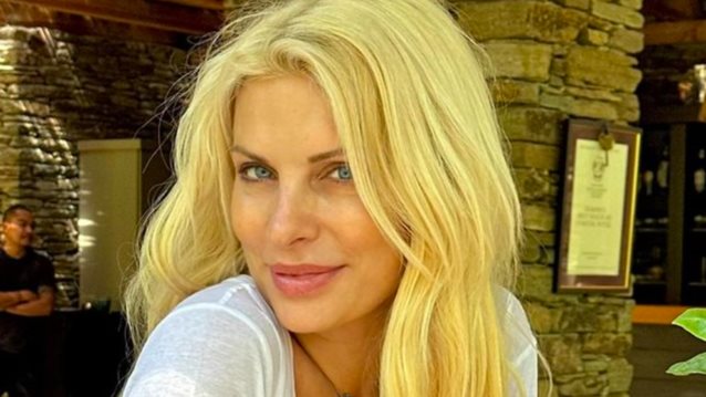 Ελένη Μενεγάκη | Ξεκίνησε το καλοκαίρι της στην Άνδρο