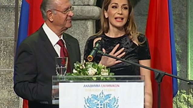 Δέσποινα Βανδή: Τη βράβευσαν αλλά την προσφώνησαν ως Άννα Βίσση! Η επική αντίδρασή της επί σκηνής