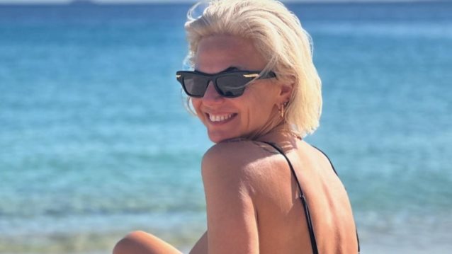 Η Χριστίνα Κοντοβά με το μαγιό που δεν θα κάνει σημάδια στο μαύρισμά σου