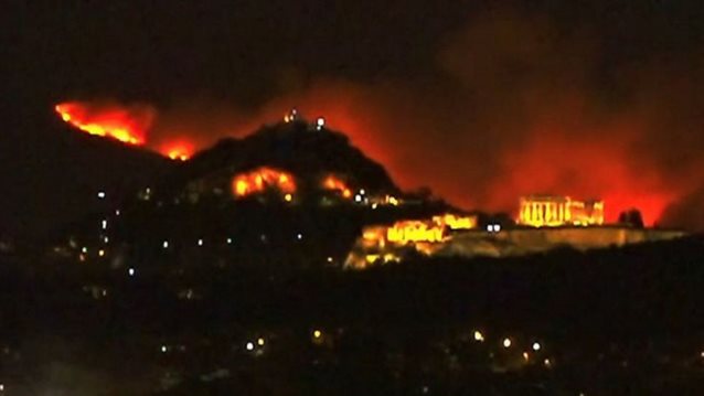 Φωτιά στην Πεντέλη |  Οι φλόγες &quot;έντυσαν&quot; την Ακρόπολη και τον Λυκαβηττό - Ανατριχιαστικό πλάνο