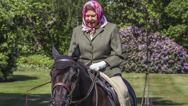 Η βασίλισσα Ελισάβετ ιππεύει ξανά, παρά τα κινητικά προβλήματα που αντιμετωπίζει