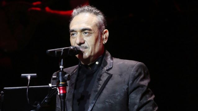 Ο ανιψιός του Νότη Σφακιανάκη απαντά στα δημοσιεύματα που θέλουν τον θείο του να απέχει καλλιτεχνικά για λόγους υγείας