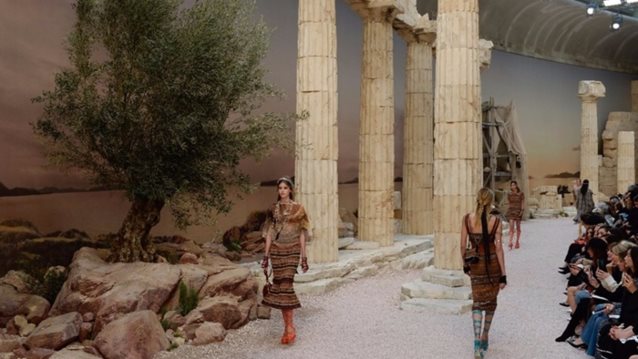 Chanel x Nordstrom: Το νέο pop-up κατάστημα του οίκου θυμίζει το αρχαιοελληνικό Cruise show 2017
