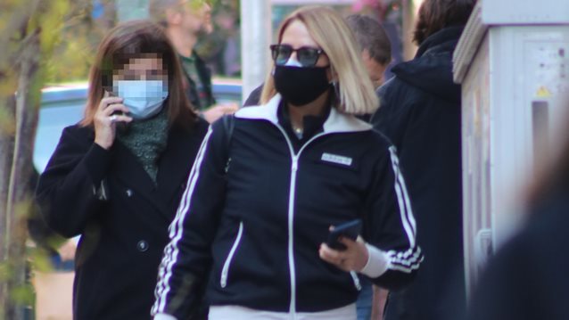 Η Τζένη Μπαλατσινού σε χαλαρές στιγμές στο κέντρο της Αθήνας