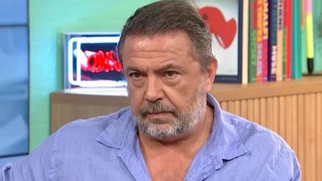 Στάθης Σταμουλακάτος: &quot;Δεν κρατάω κακία στον πατέρα μου - Γνώρισα τον αδερφό μου στην κηδεία του&quot;