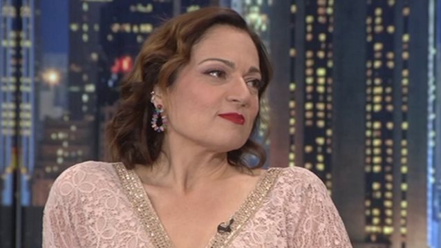 Η Ελένη Καρακάση μιλά για την &quot;ταμπέλα&quot; που τη συνοδεύει και κάνει spoiler για τις &quot;Άγριες Μέλισσες&quot;