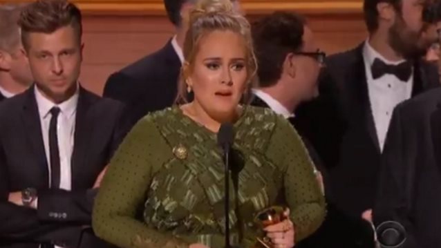 Adele: Λυγίζει στη σκηνή των Grammy! Σε ποιον αφιέρωσε το βραβείο της;