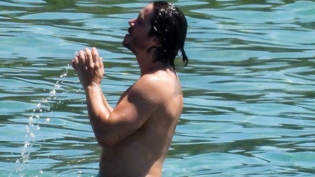 Ο Νίκος Οικονομόπουλος μόνο με το μαγιό του | Δείτε φωτογραφίες