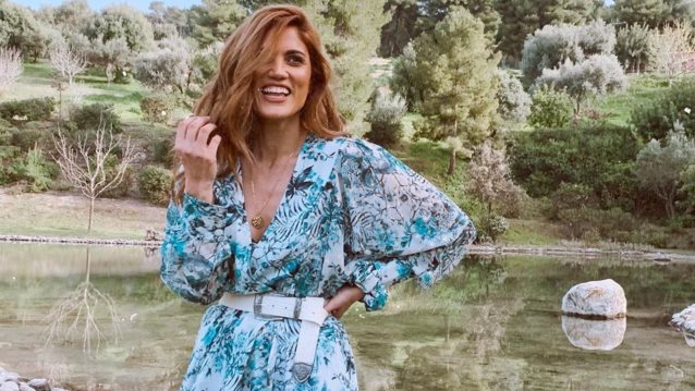 Goodbye Summer! Η Μαίρη Συνατσάκη καλωσορίζει τον χειμώνα με μία topless φωτογραφία