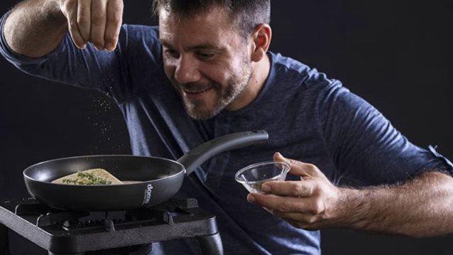 Ευτύχης Μπλέτσας: Έγινε μπαμπάς! Η πρώτη φωτογραφία με την κόρη του μέσα από το μαιευτήριο