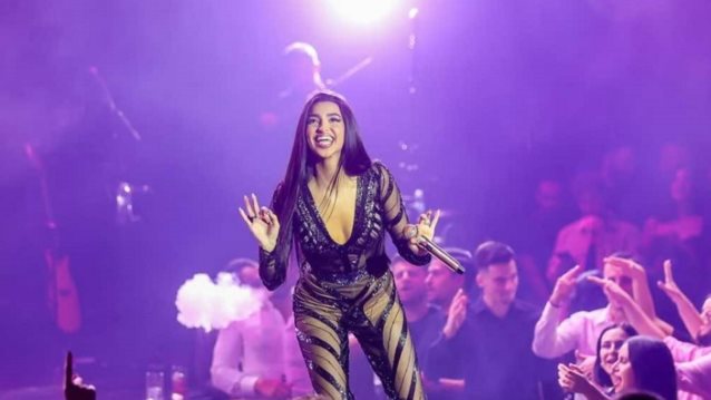 Αναστασία | Με πανό οι θαυμαστές της στο νυχτερινό κέντρο όπου τραγουδά